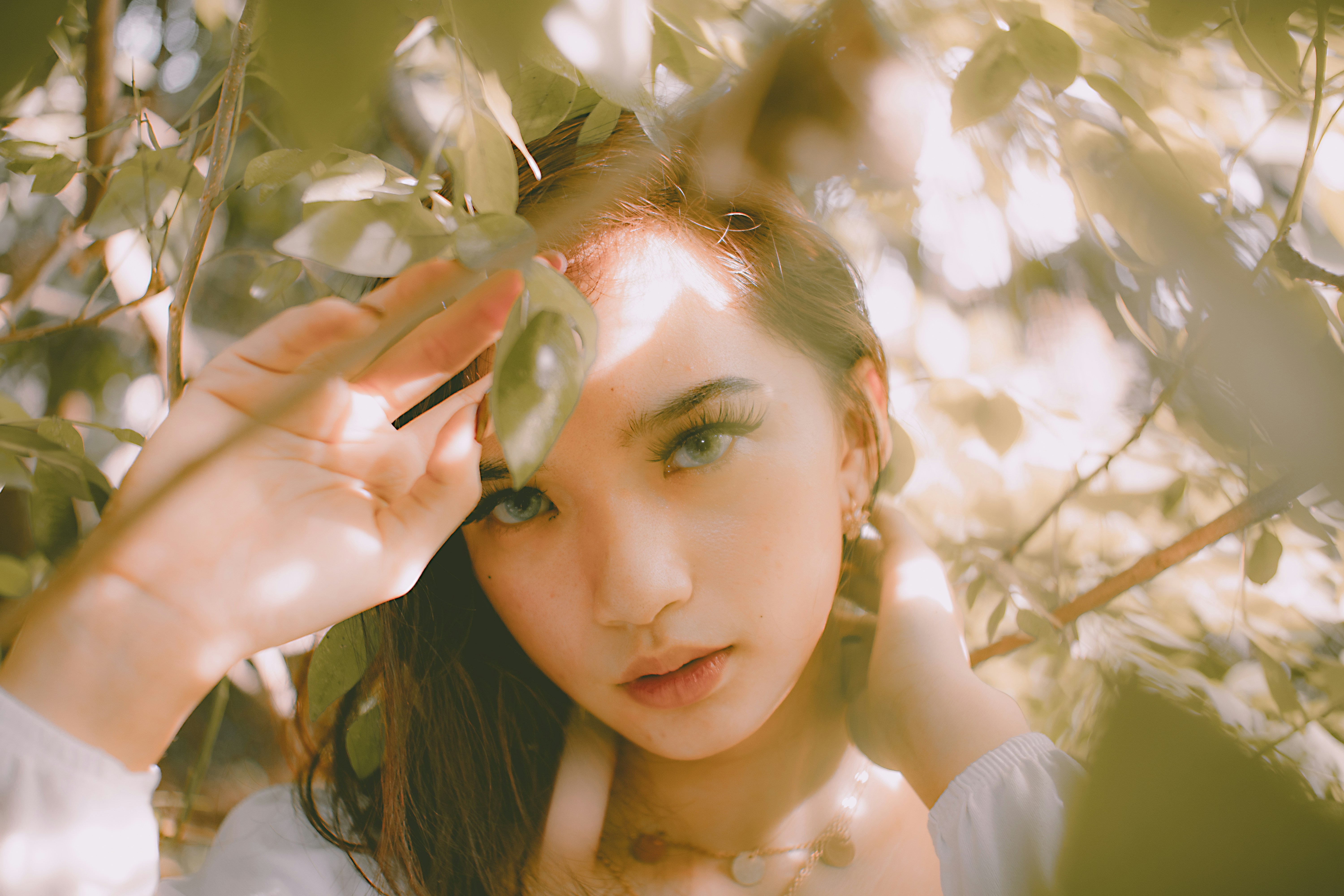 Modelo em luz natural suave, sem logos, embalagens ou marcas visiveis