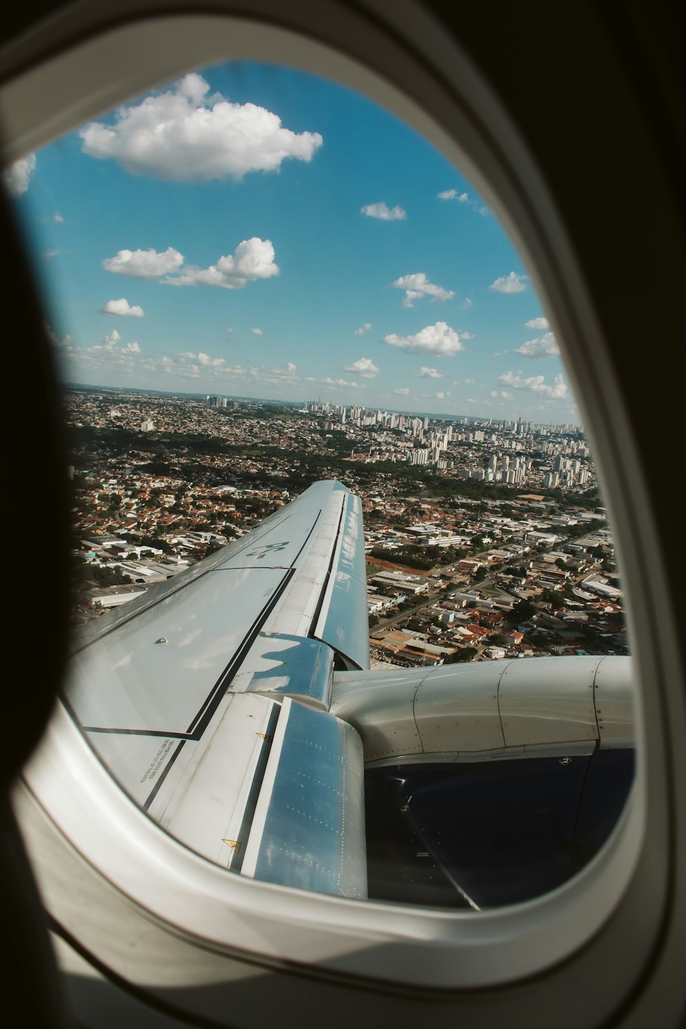 Una vista di una città dal finestrino di un aereo