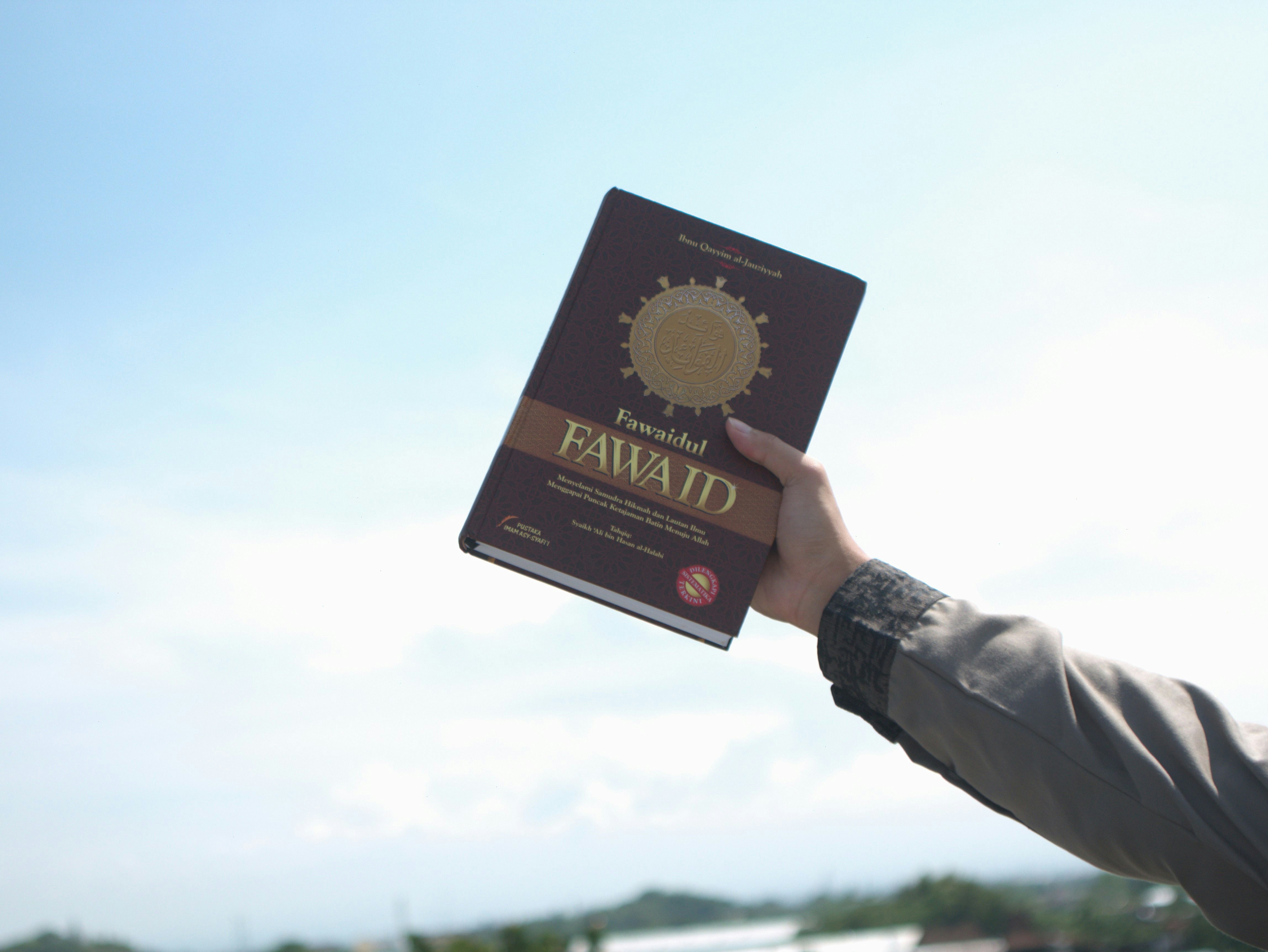 seseorang memegang paspor di tangan mereka