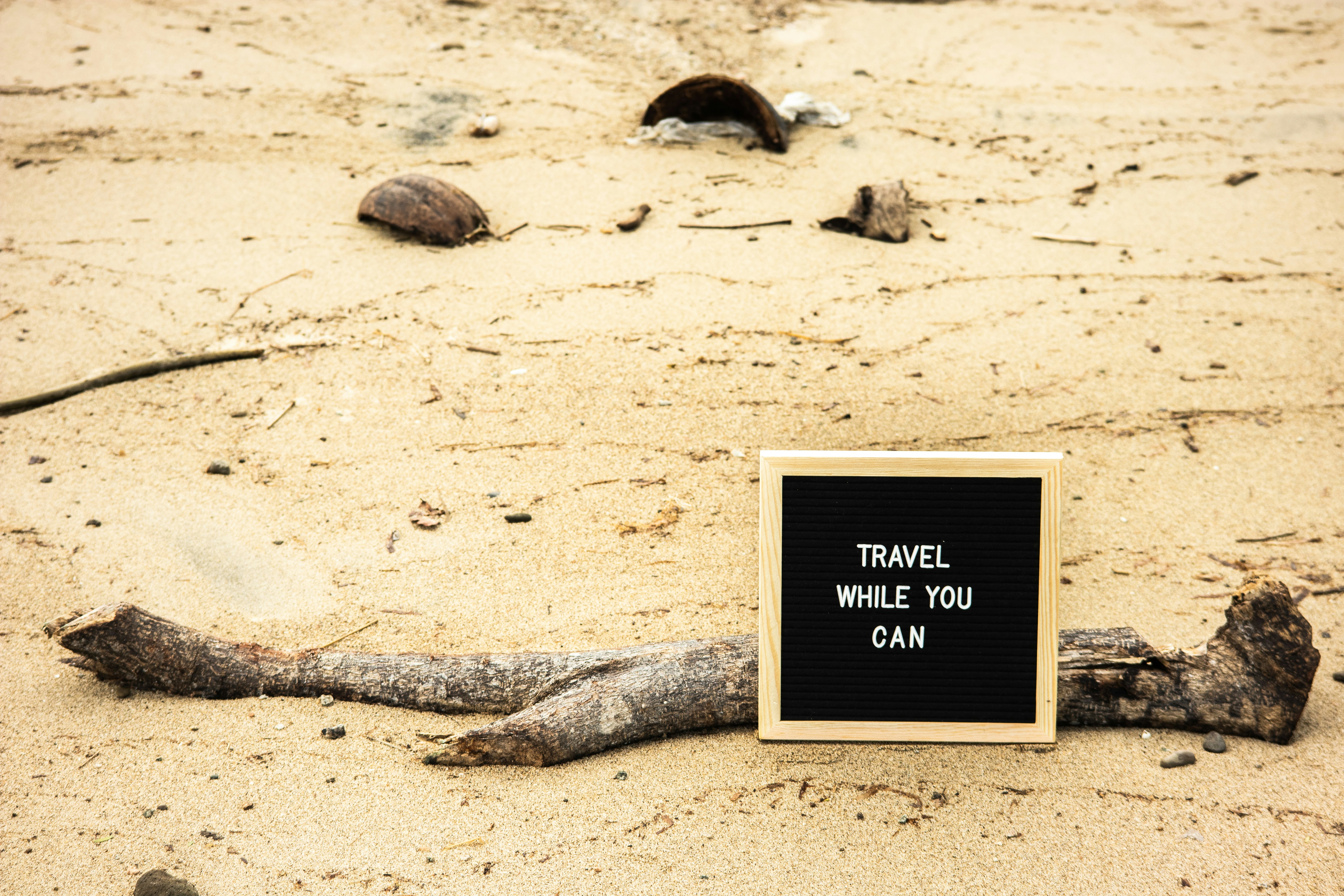 Ein Schild, das besagt, dass Sie reisen können, solange Sie am Strand können