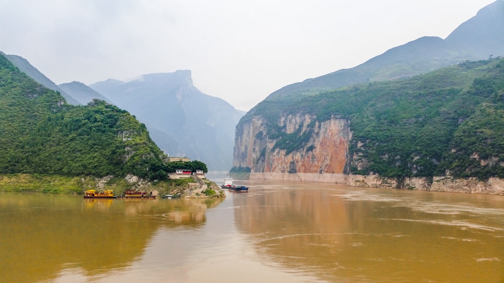 un cuerpo de agua rodeado de montañas y árboles