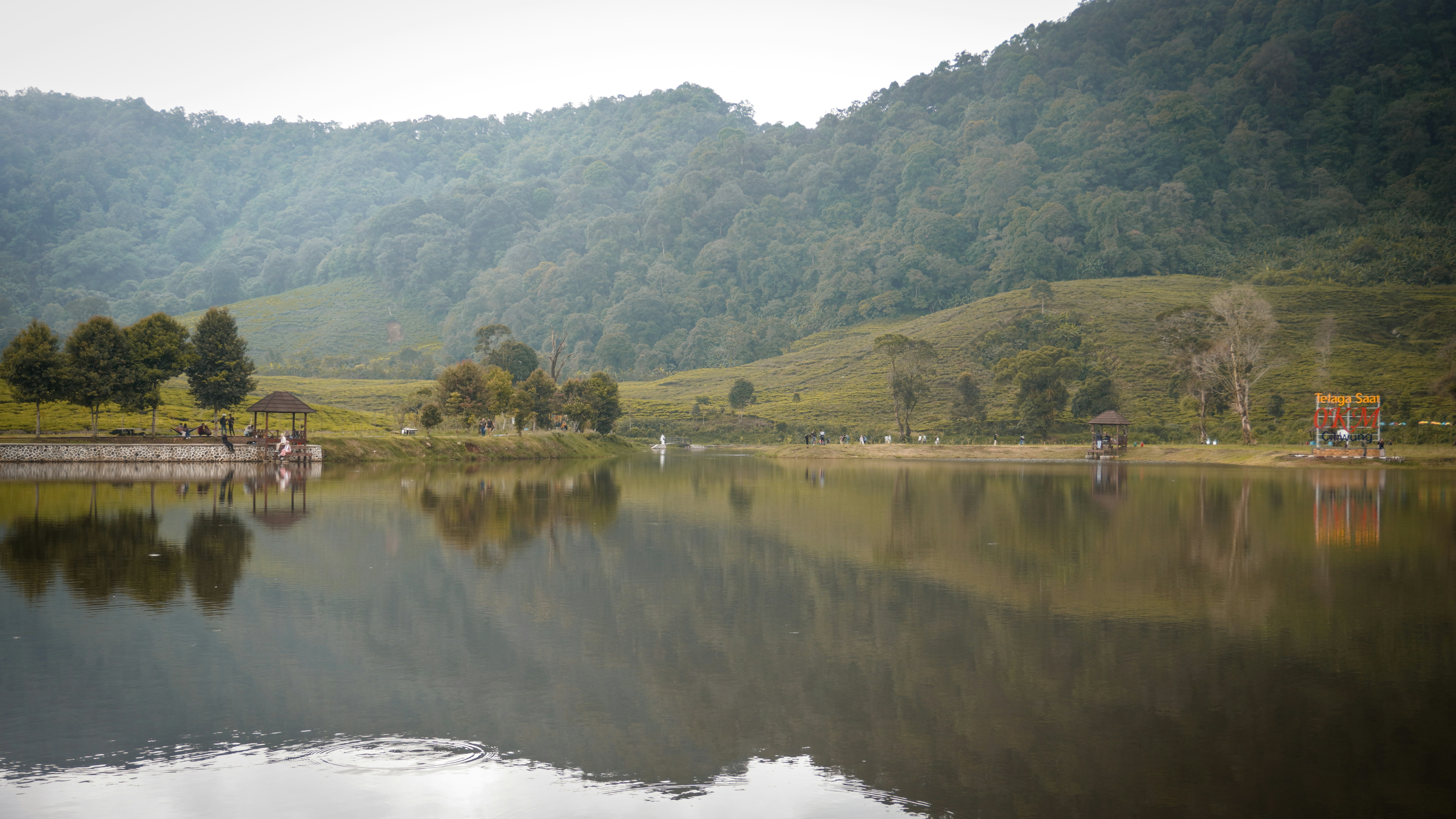 Vista panorâmica da Lagoa Silvana em Caratinga com águas calmas e verde da mata ao fundo
