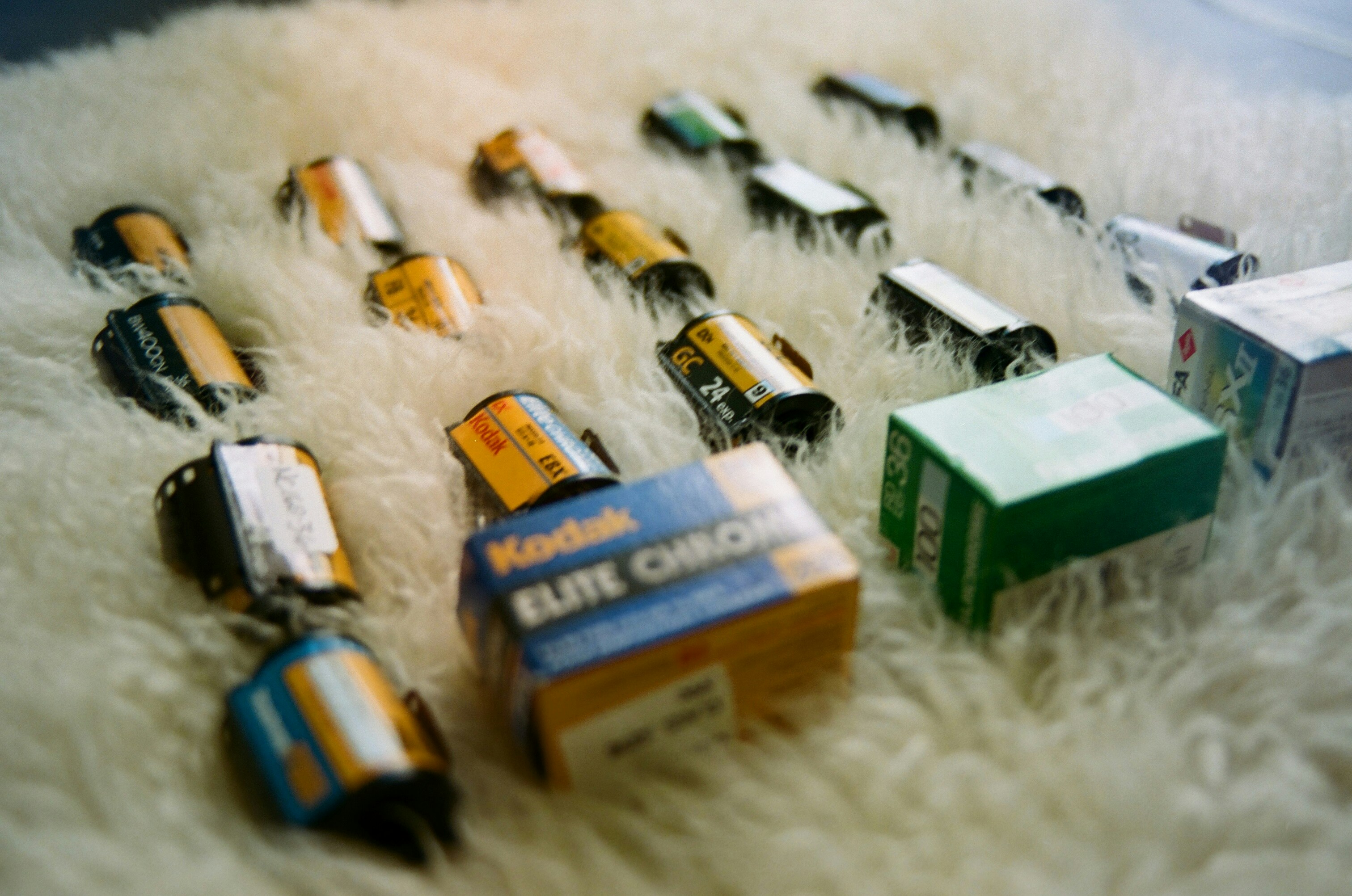 A bunch of different types of batteries on a white rug photo – Free ...