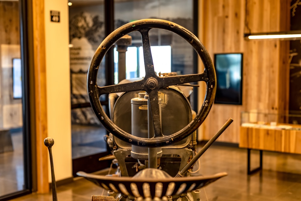 Ein Lenkrad in einem Museum ausgestellt