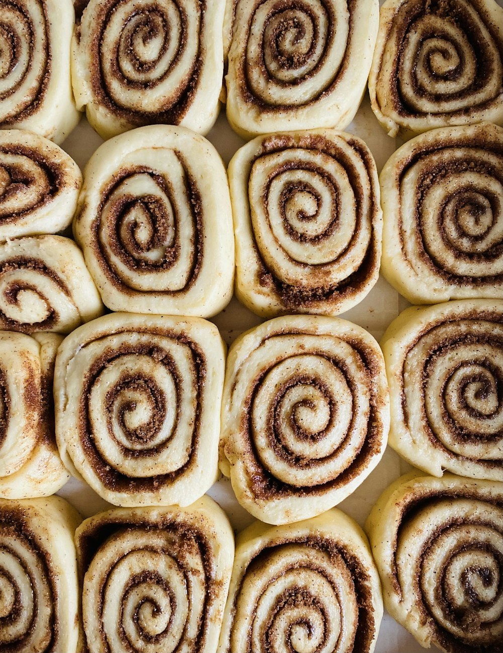 Un primer plano de un plato de rollos de canela