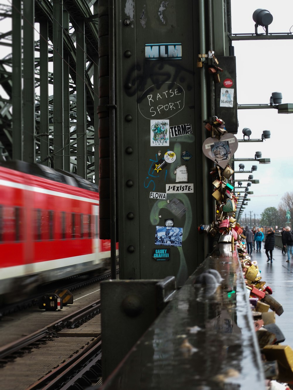 Un tren que pasa por una pared cubierta de pegatinas