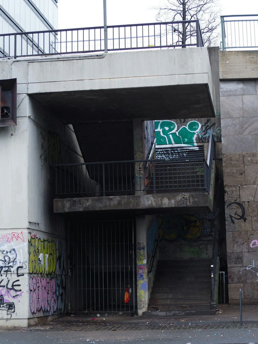 Un edificio con graffiti en el lateral