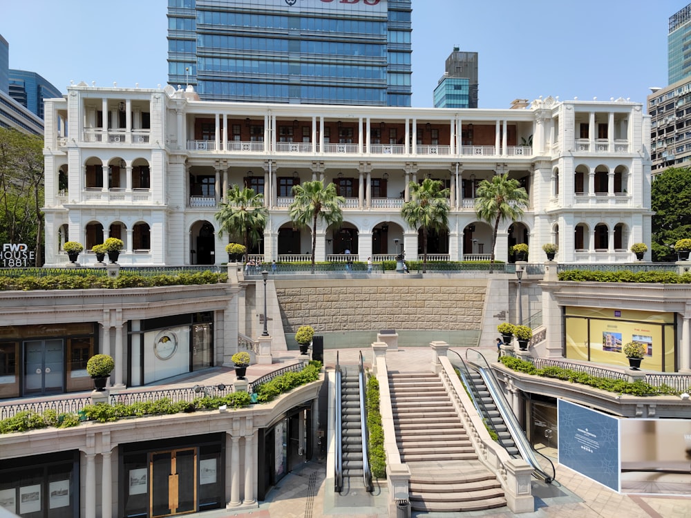 a large white building with a lot of windows