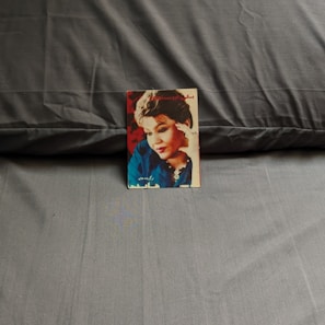 Cover of the latest 33 le mag issue featuring vibrant art and stylish design.