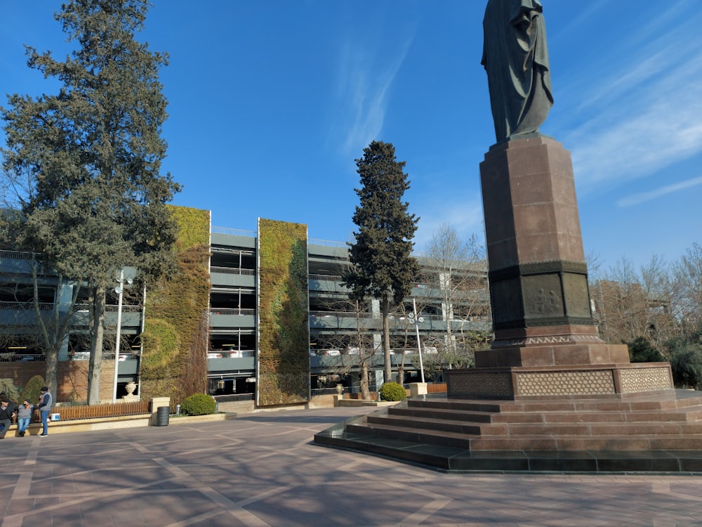 Una estatua de un hombre frente a un edificio