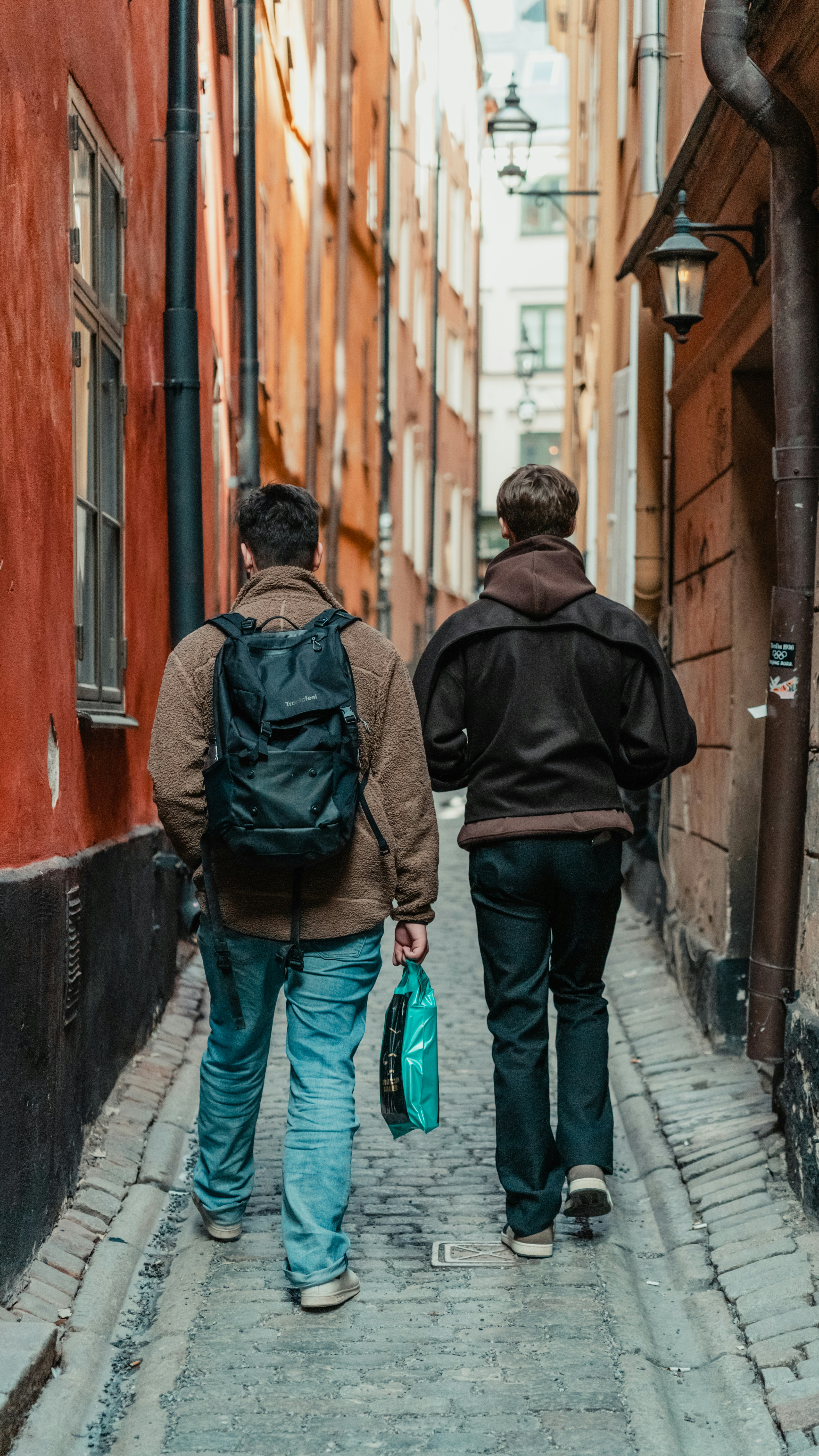 Deux personnes marchant dans une ruelle étroite photo – Image gratuite ...