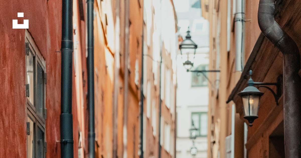 Deux personnes marchant dans une ruelle étroite photo – Image gratuite ...