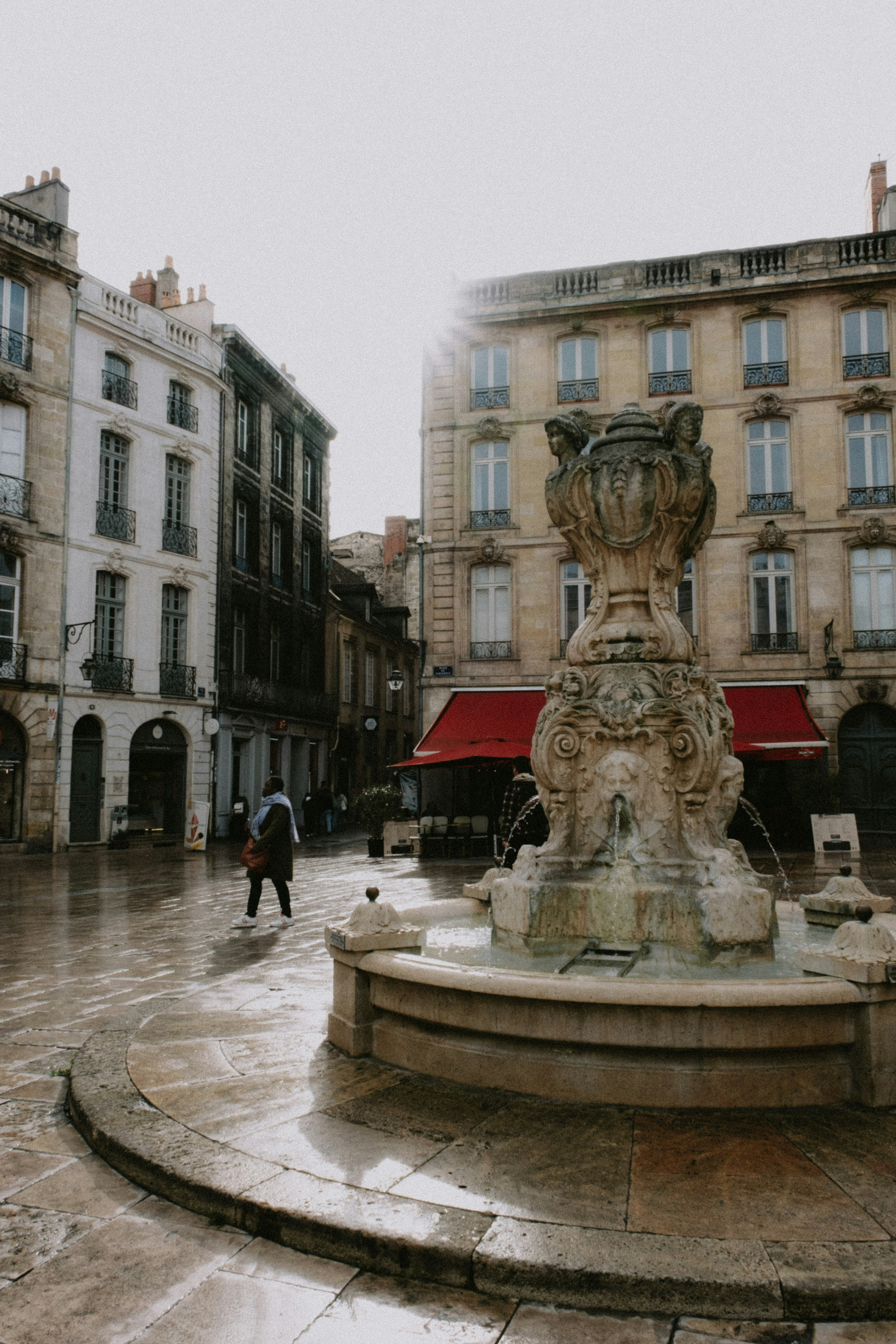 Une fontaine au milieu d’une place de la ville photo – Photo Imeuble ...