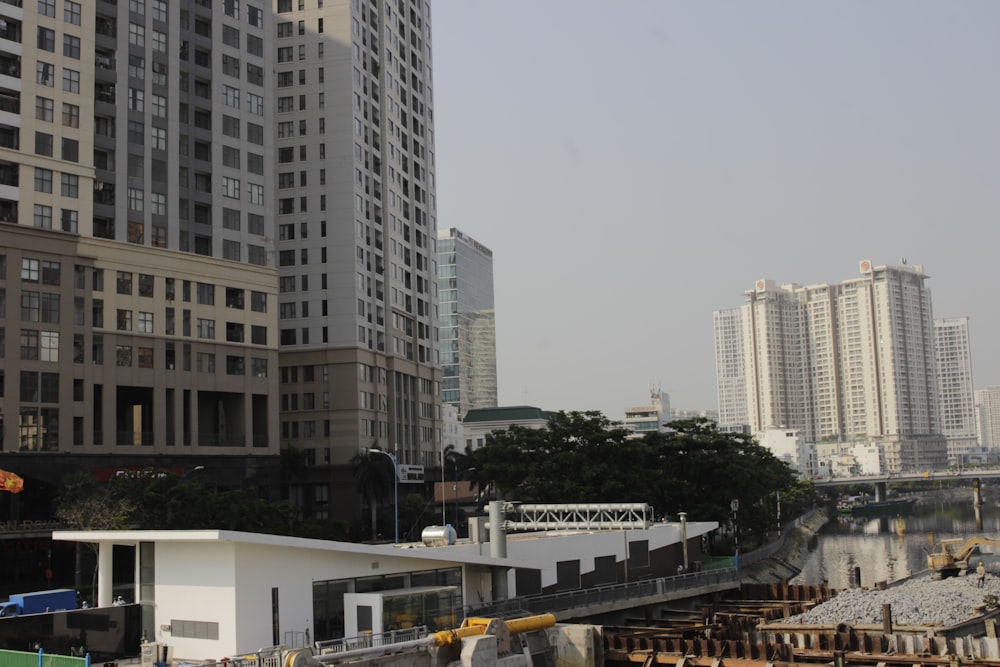 a train traveling through a city next to tall buildings