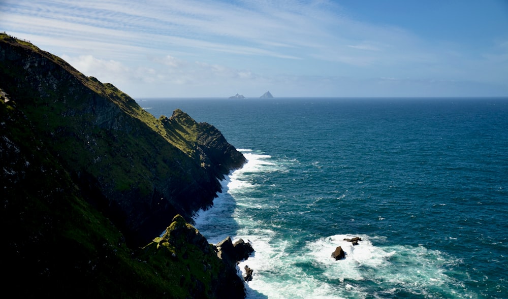 Blick auf das Meer von der Spitze einer Klippe