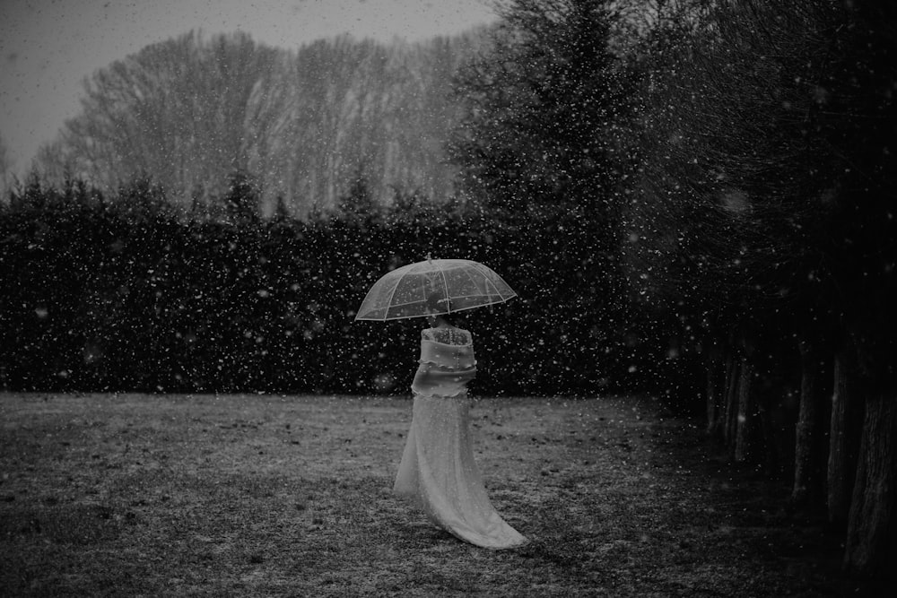 傘を持つ白いドレスを着た女性