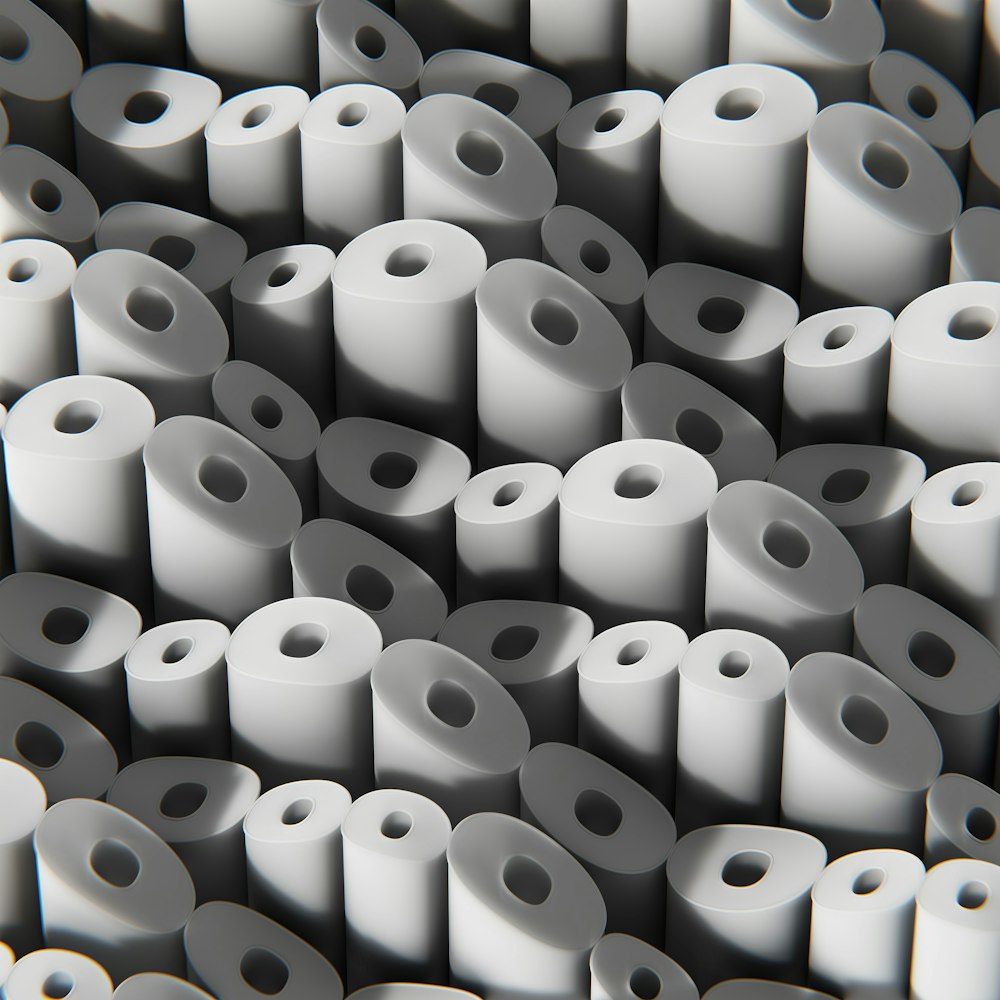 un grande gruppo di rotoli di carta igienica bianchi impilati uno sopra l'altro