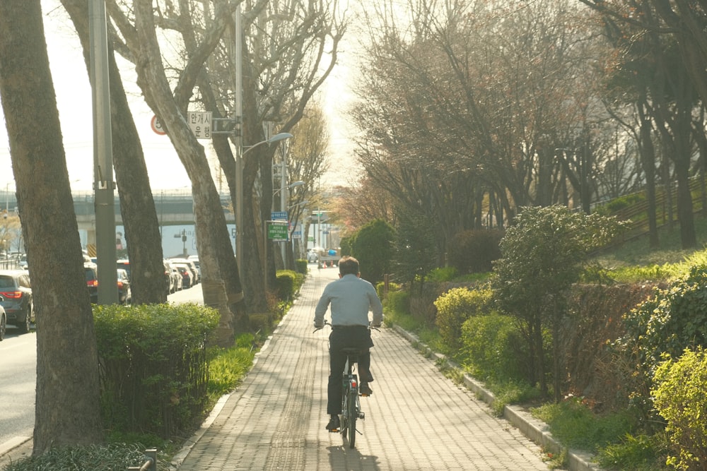 Ein Mann fährt mit dem Fahrrad einen Bürgersteig hinunter