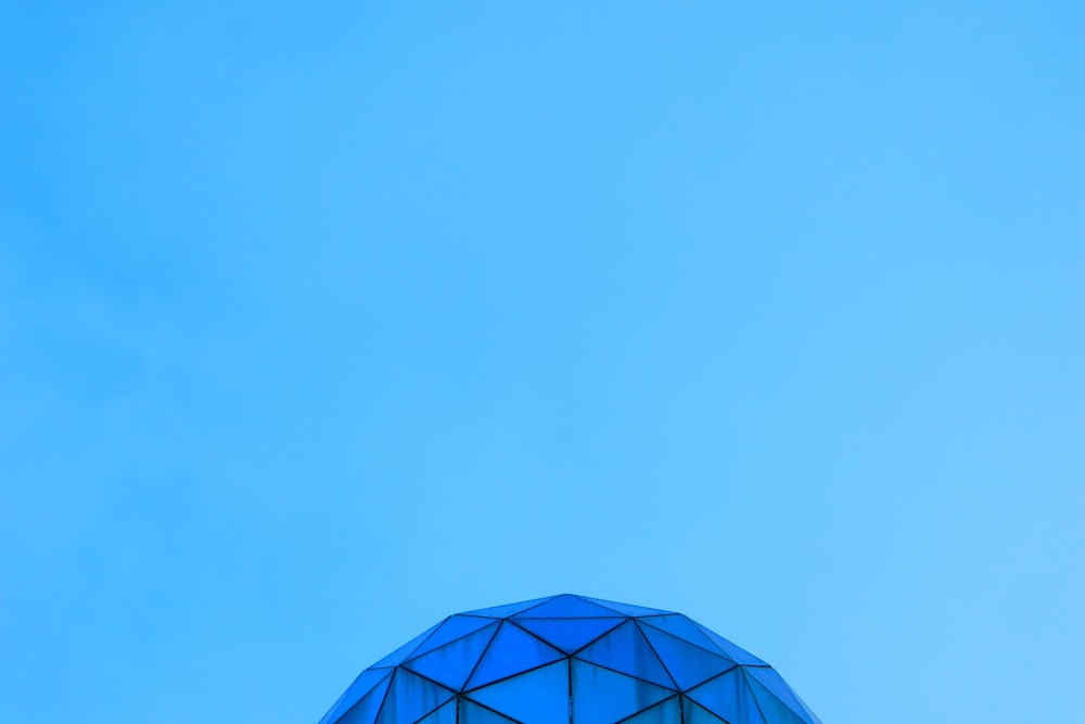 건물 꼭대기에 있는 파란색 돔