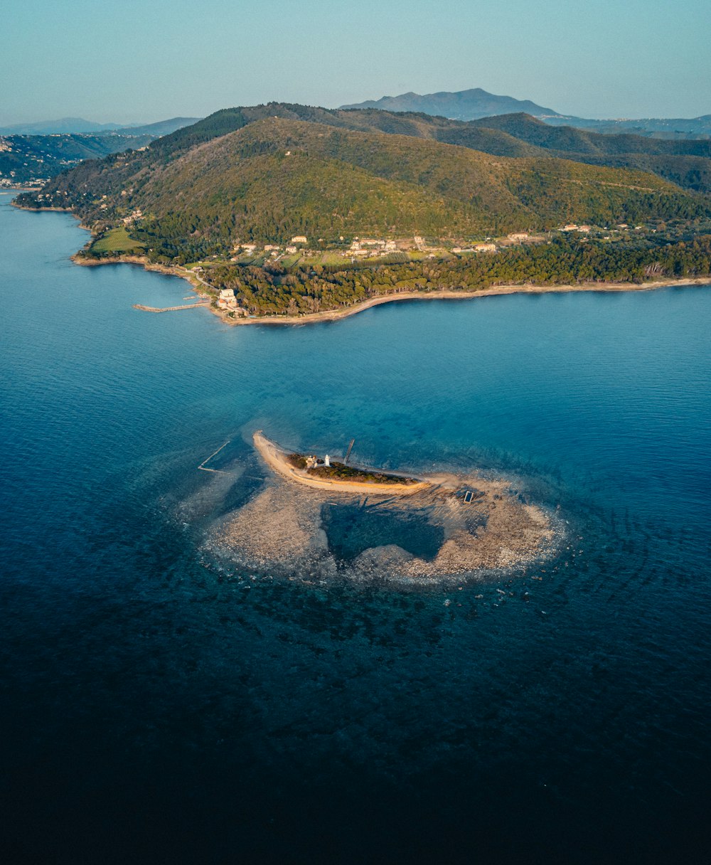 Un cuerpo de agua con una montaña al fondo