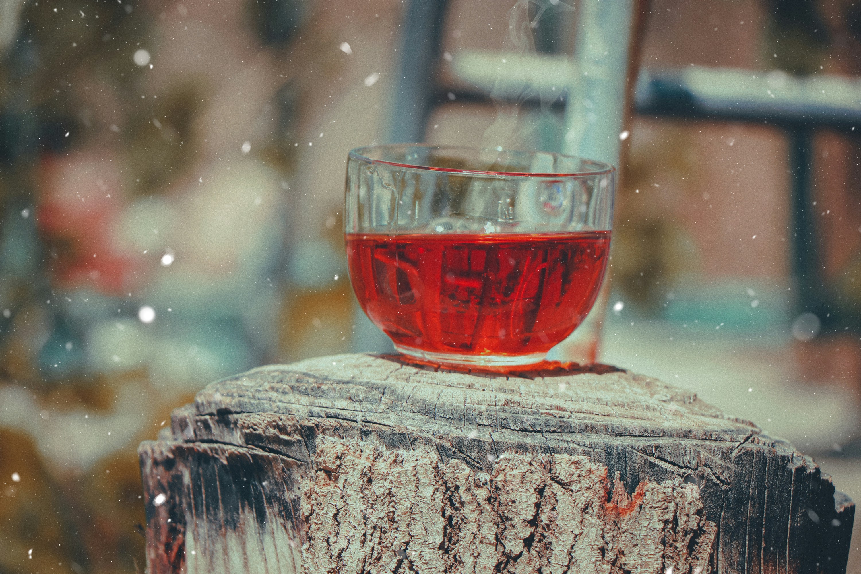 una taza de té encima de un tocón de madera