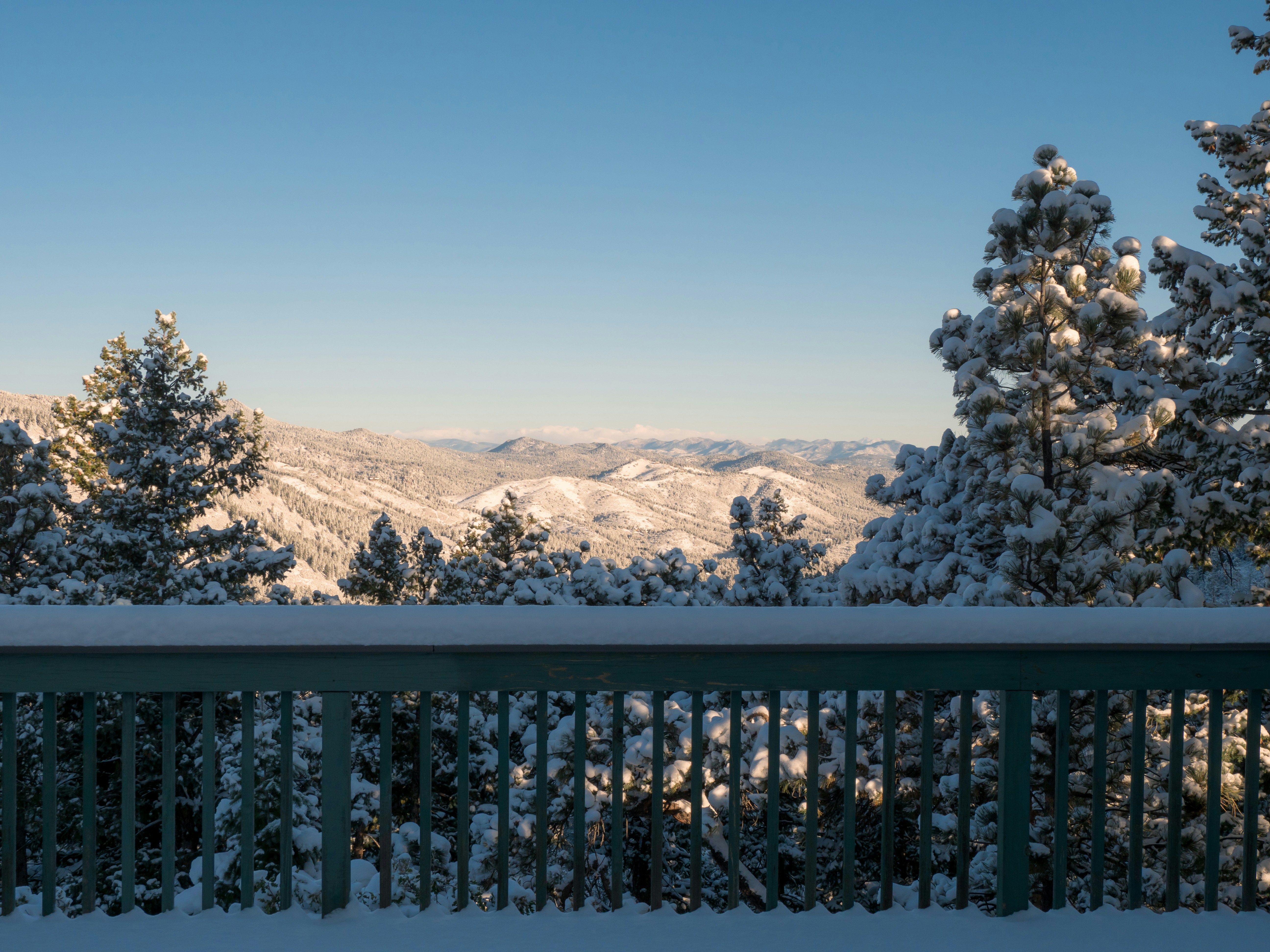 una vista di una catena montuosa innevata da un ponte