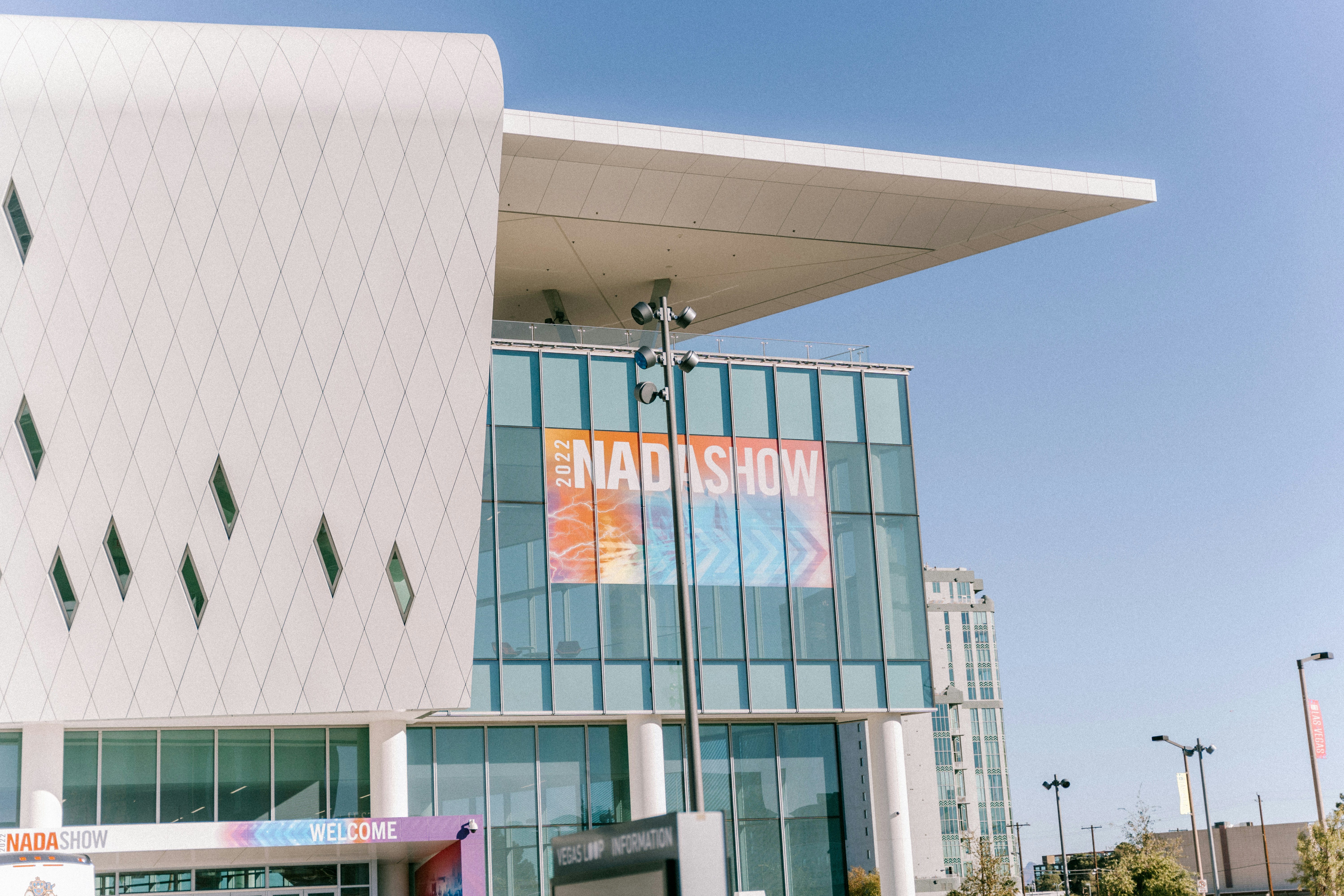 ein hohes Gebäude mit einem Schild an der Seite