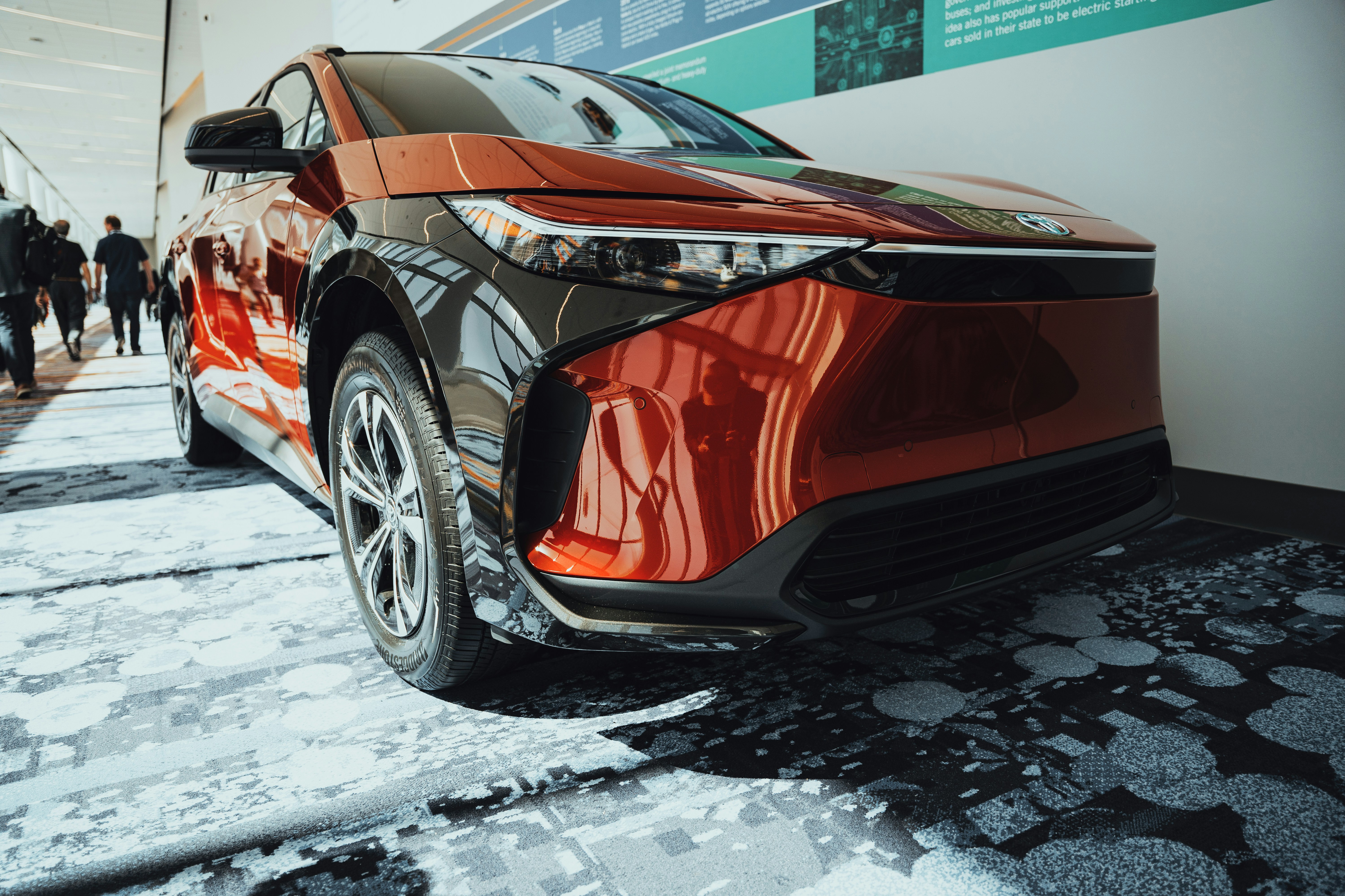 Ein rotes Auto parkt vor einem Gebäude