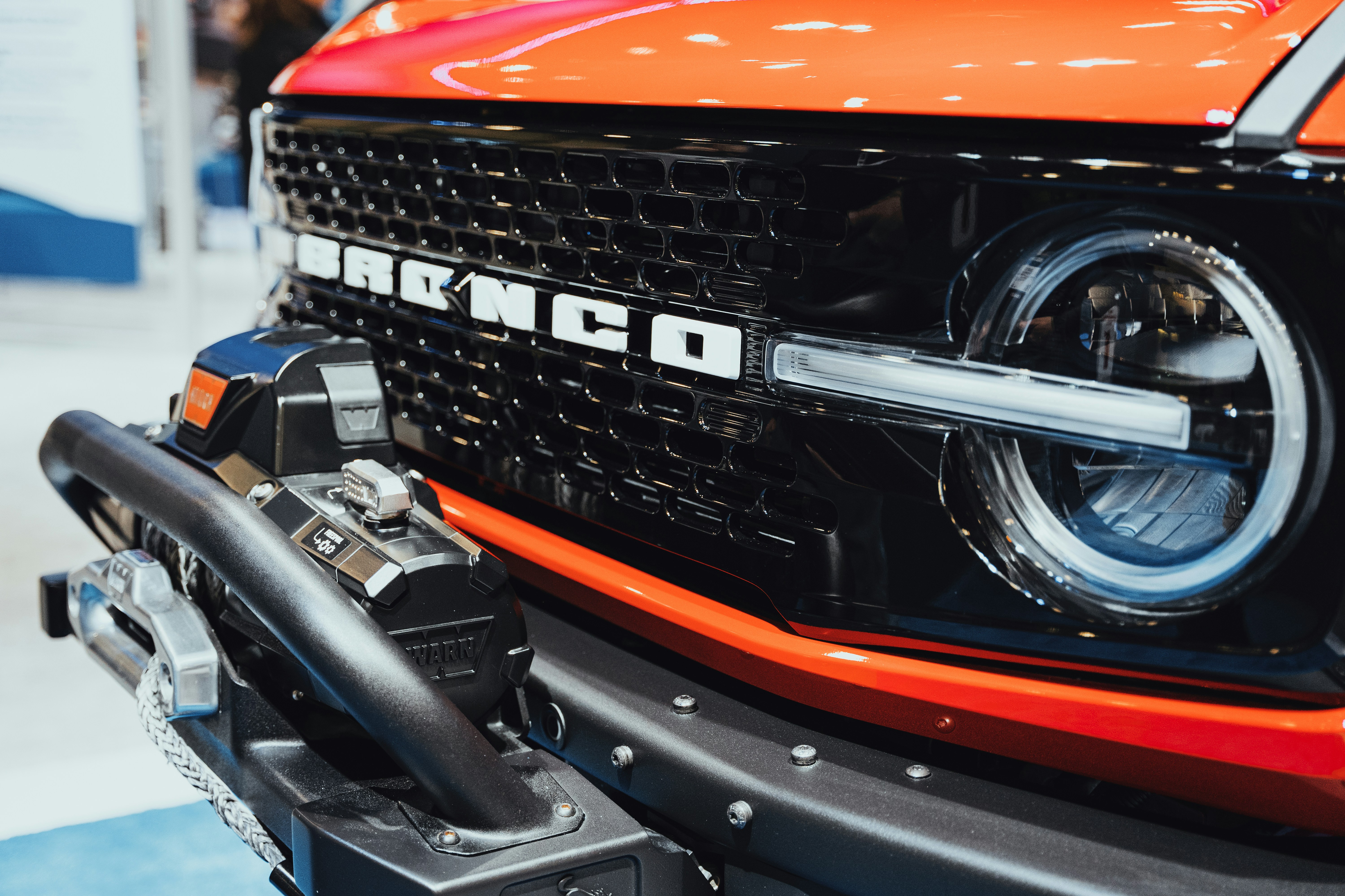 eine Nahaufnahme des Frontgrills eines Lkw