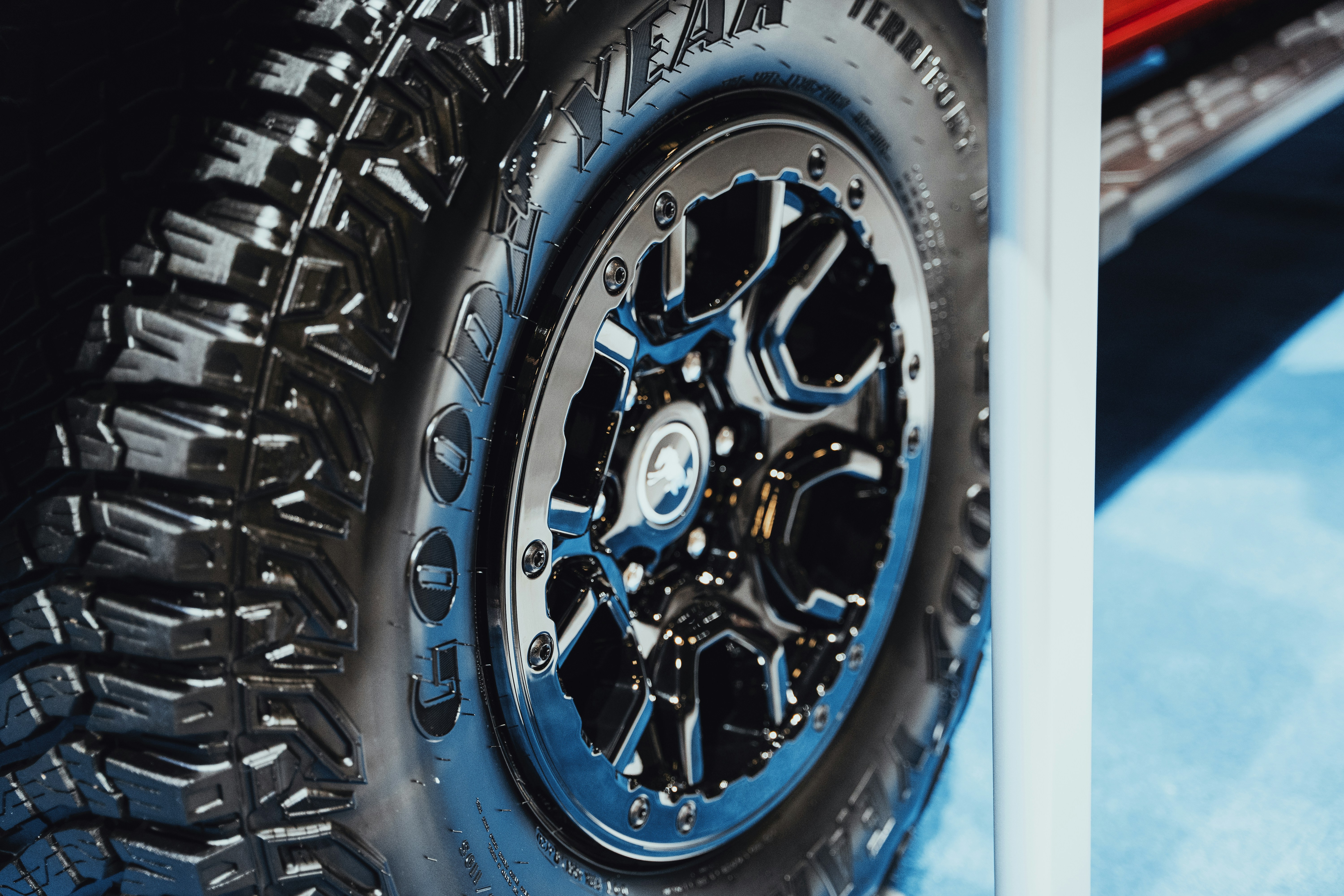 Nahaufnahme eines Reifens an einem Fahrzeug