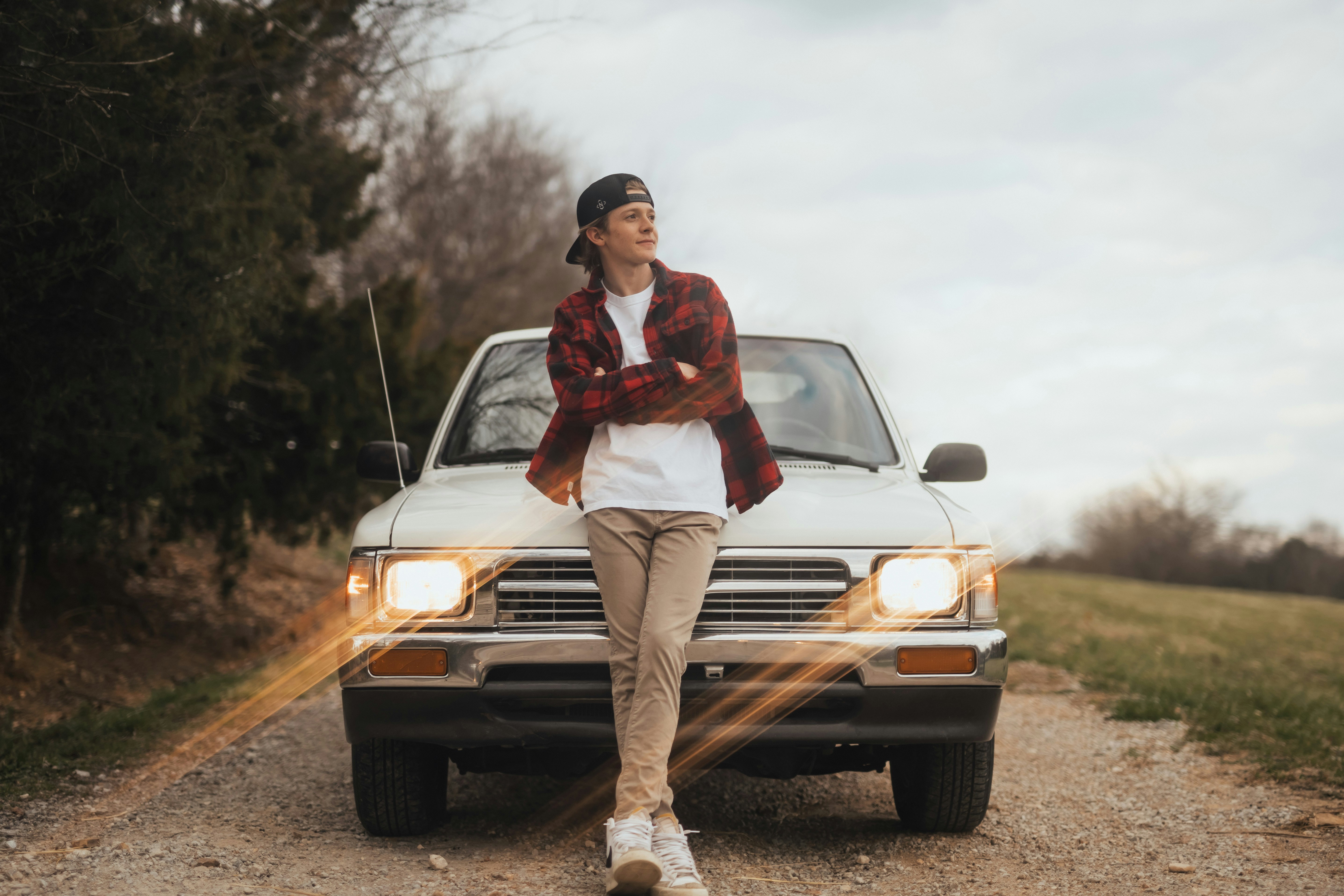 Eine Person, die auf der Motorhaube eines Autos sitzt
