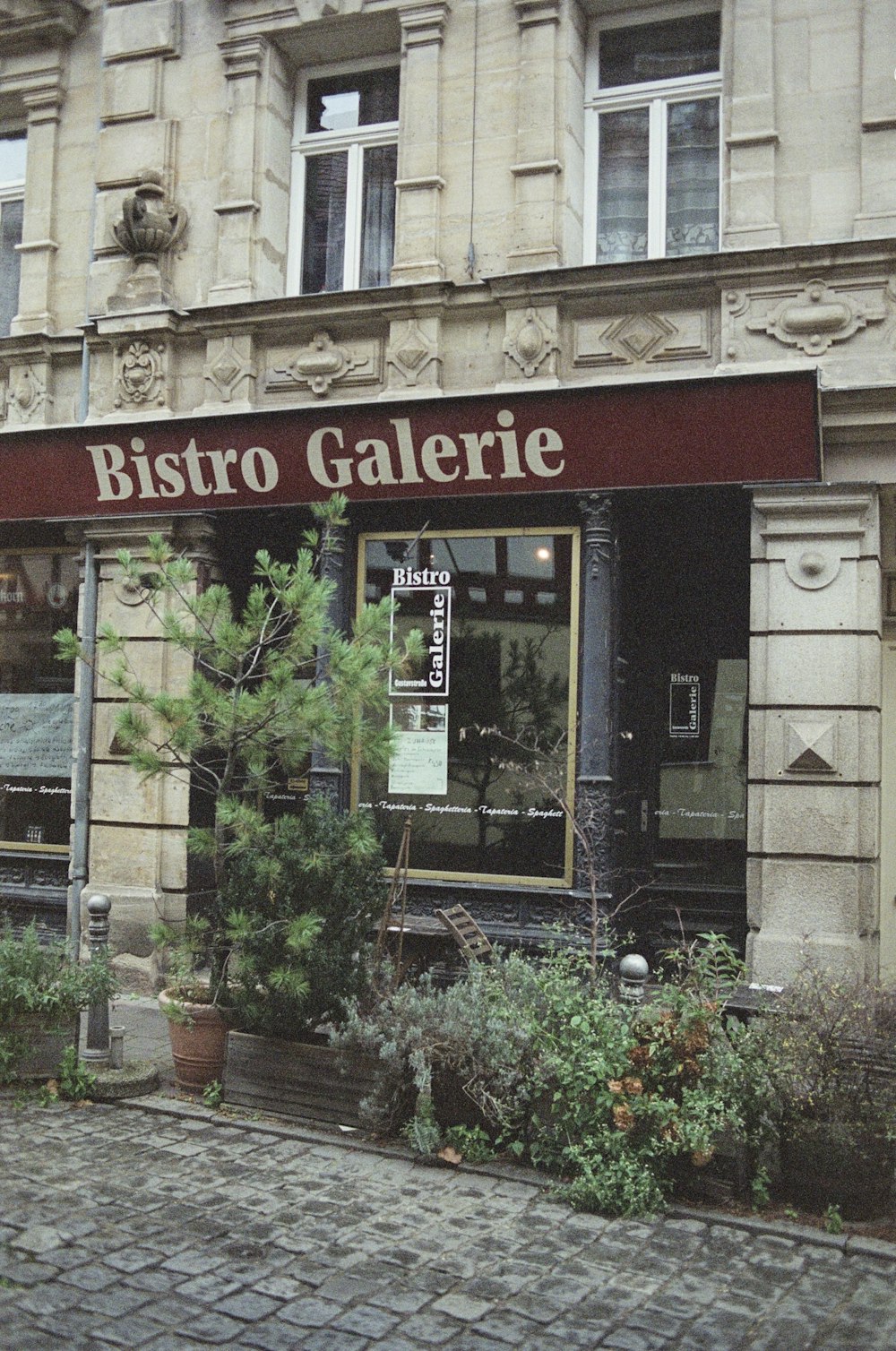 a building with a sign that says bistro galerie