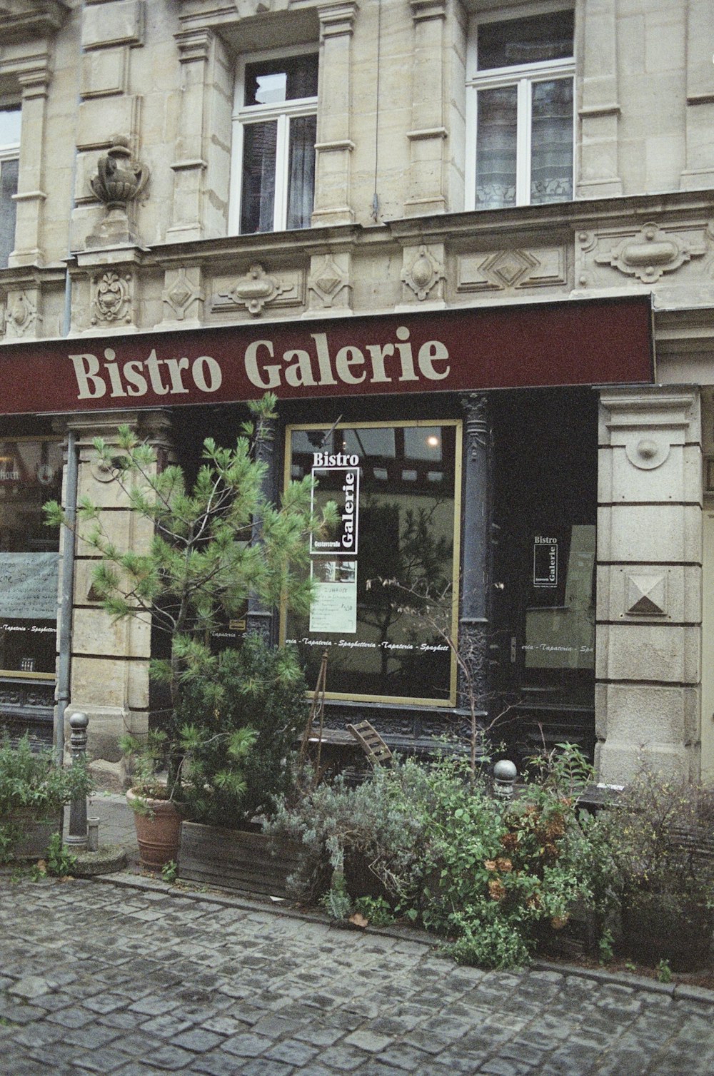 Ein Gebäude mit einem Schild mit der Aufschrift Bistro Galerie