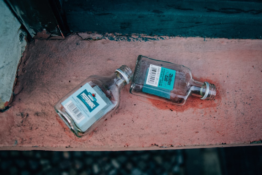 una botella de alcohol dejada en el suelo