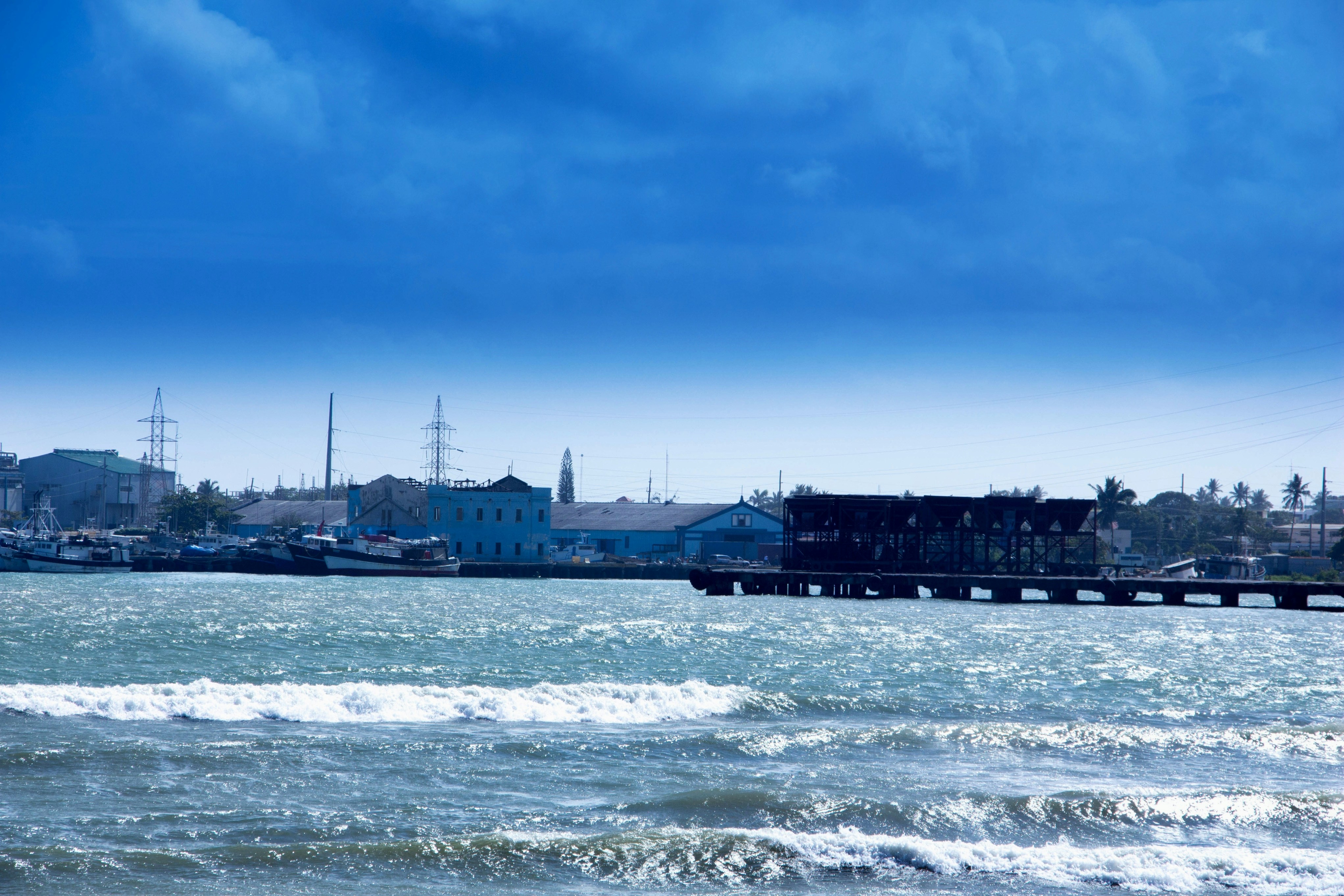 um corpo de água com um cais e edifícios ao fundo