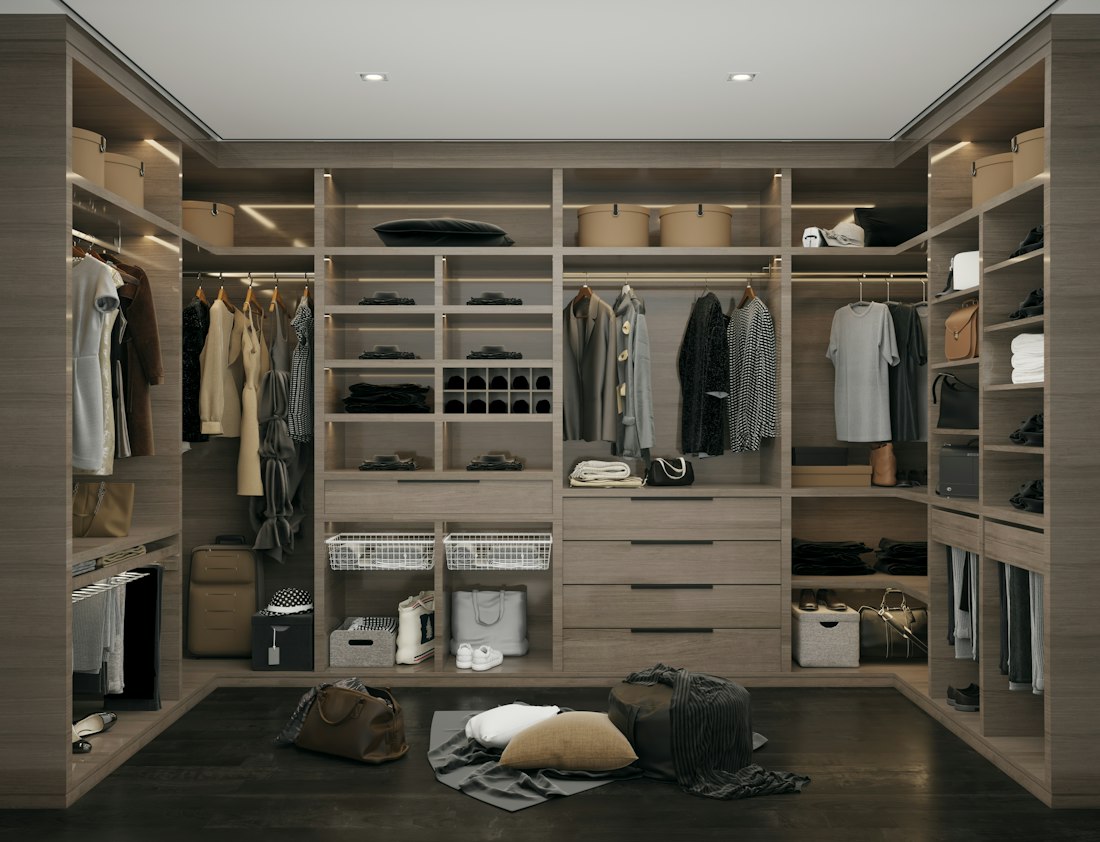 Closet planejado com prateleiras iluminadas