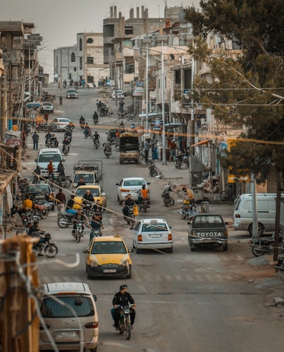 a city street filled with lots of traffic