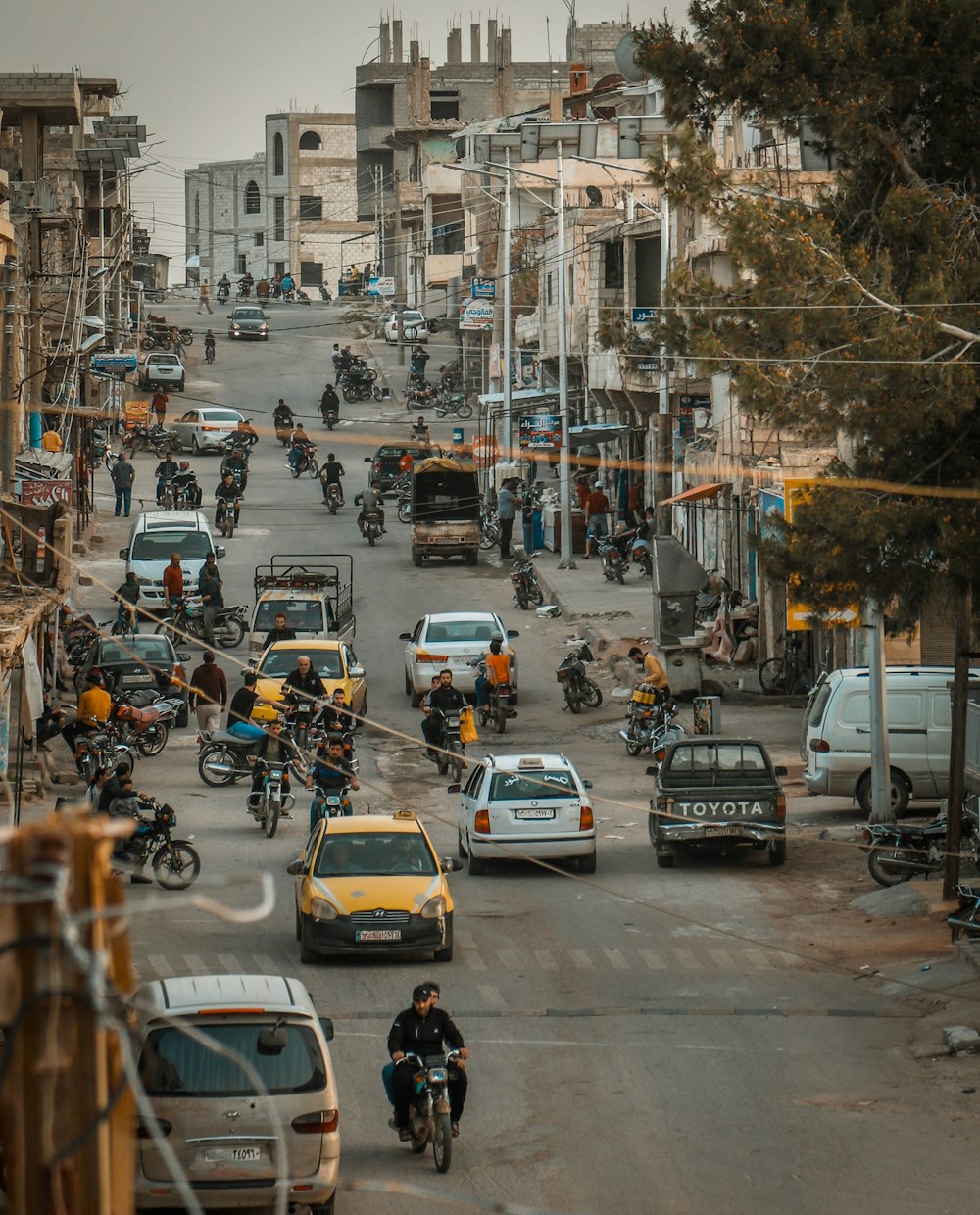 a city street filled with lots of traffic