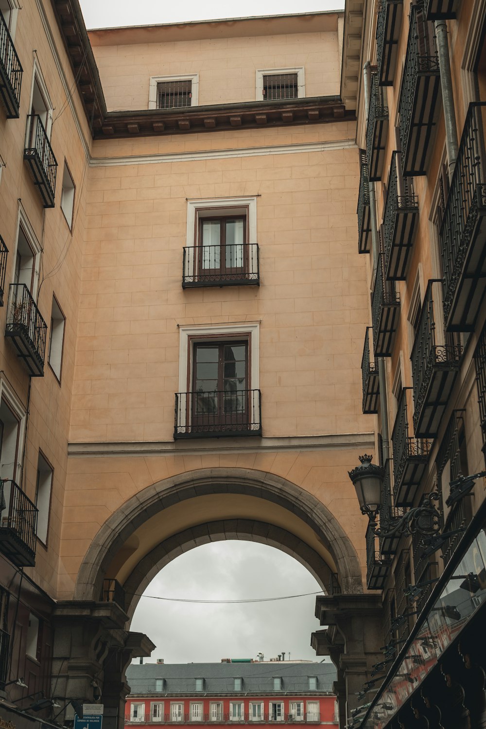an archway between two buildings in a city