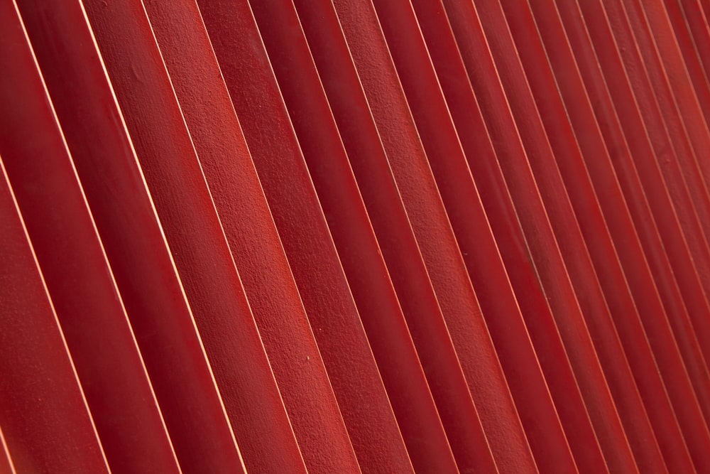 um close up de uma parede vermelha com linhas verticais