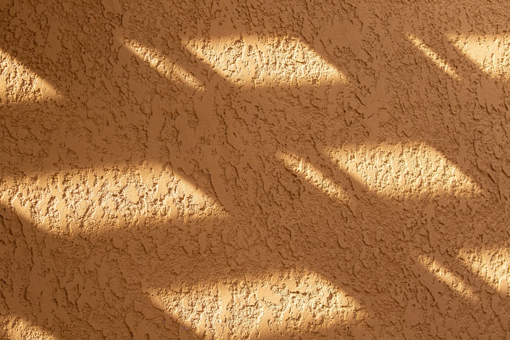 Der Schatten einer Wand mit einer Uhr darauf