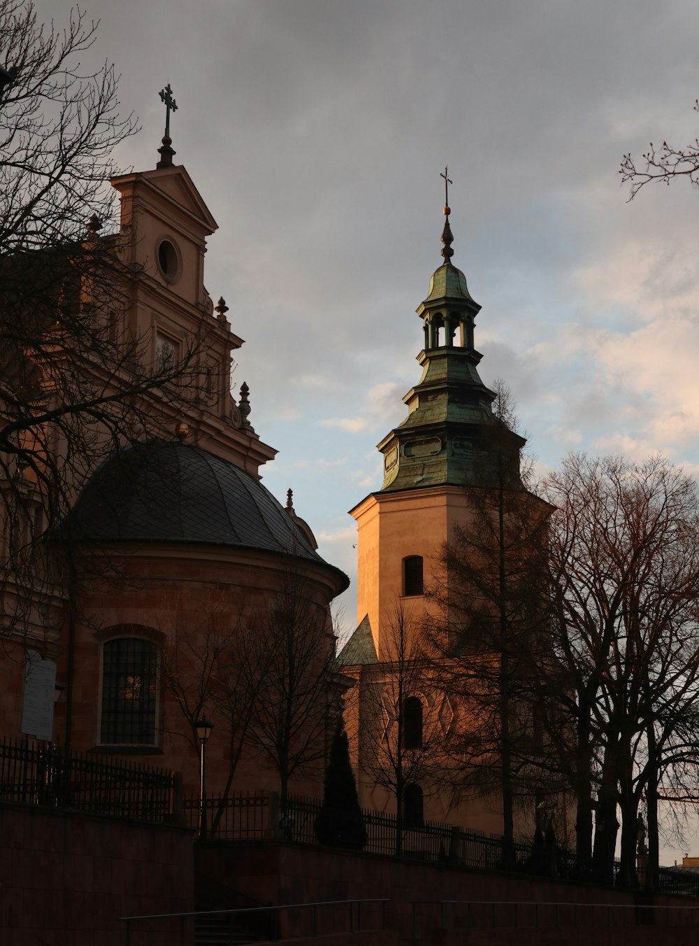 una iglesia con un campanario y una torre del reloj