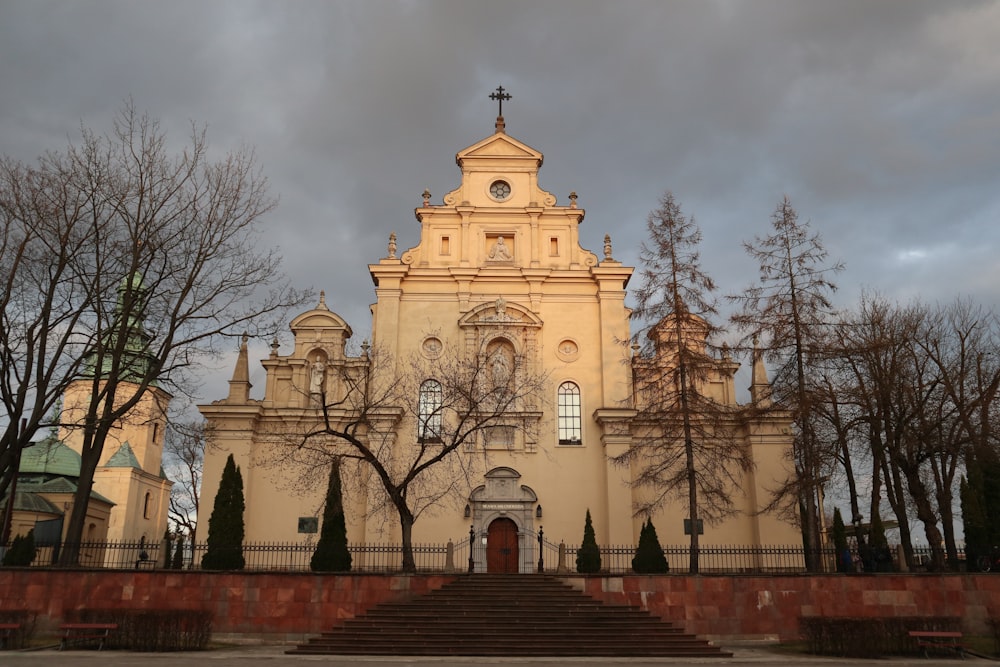 uma igreja com um campanário em um dia nublado