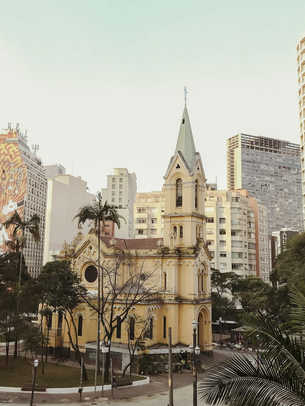 Une église dans une ville avec de grands immeubles