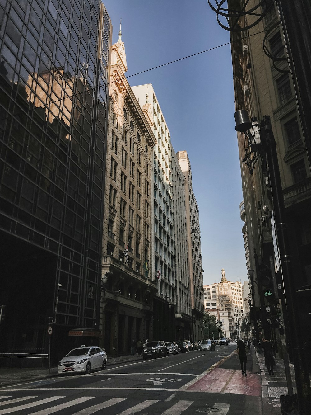 Eine Stadtstraße mit vielen hohen Gebäuden