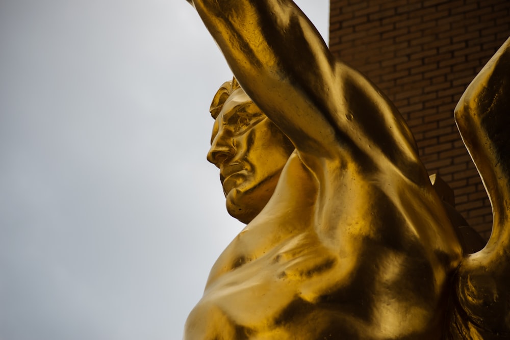 Una estatua de un hombre sosteniendo una raqueta de tenis