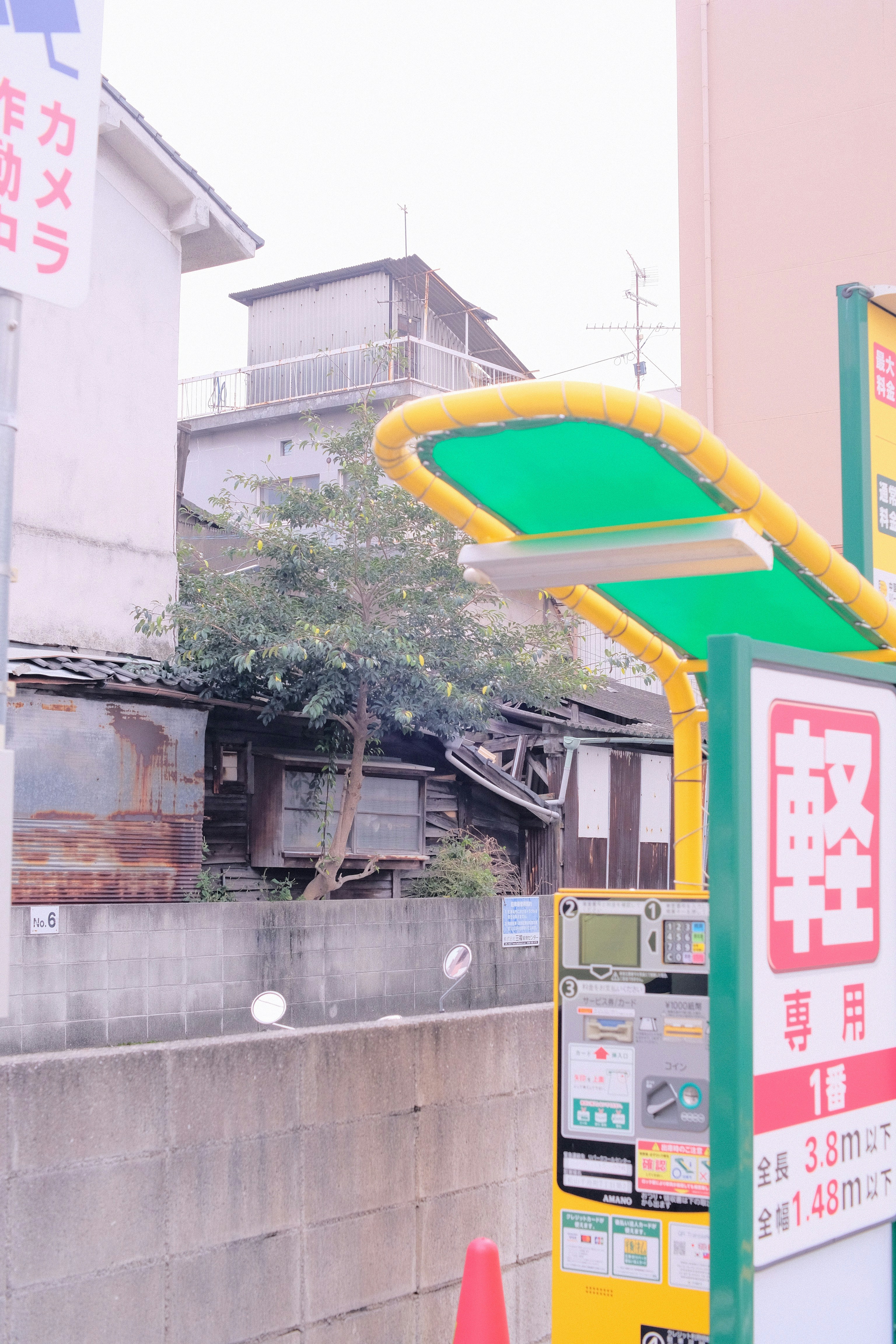 A parking meter sitting next to a building photo – Free Vehicle Image ...