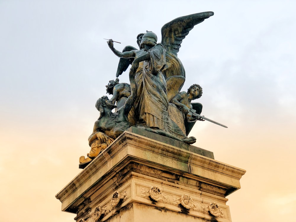 una statua di un angelo con una spada in cima a un edificio