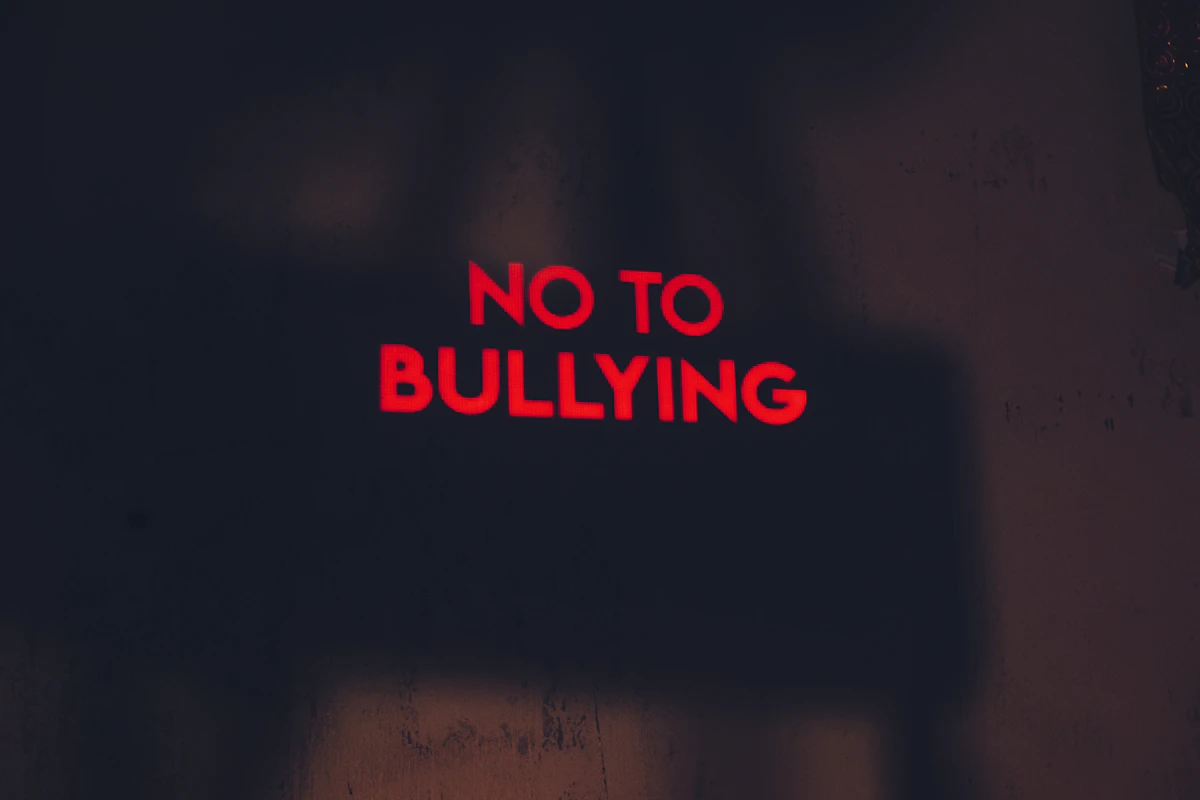 ป้ายสีแดงข้อความ No to Bullying รณรงค์ต่อต้านการกลั่นแกล้ง