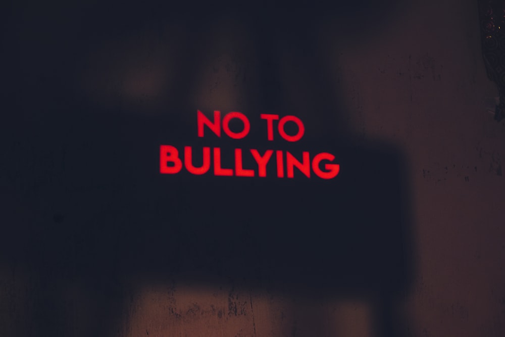 um sinal vermelho que diz não ao bullying